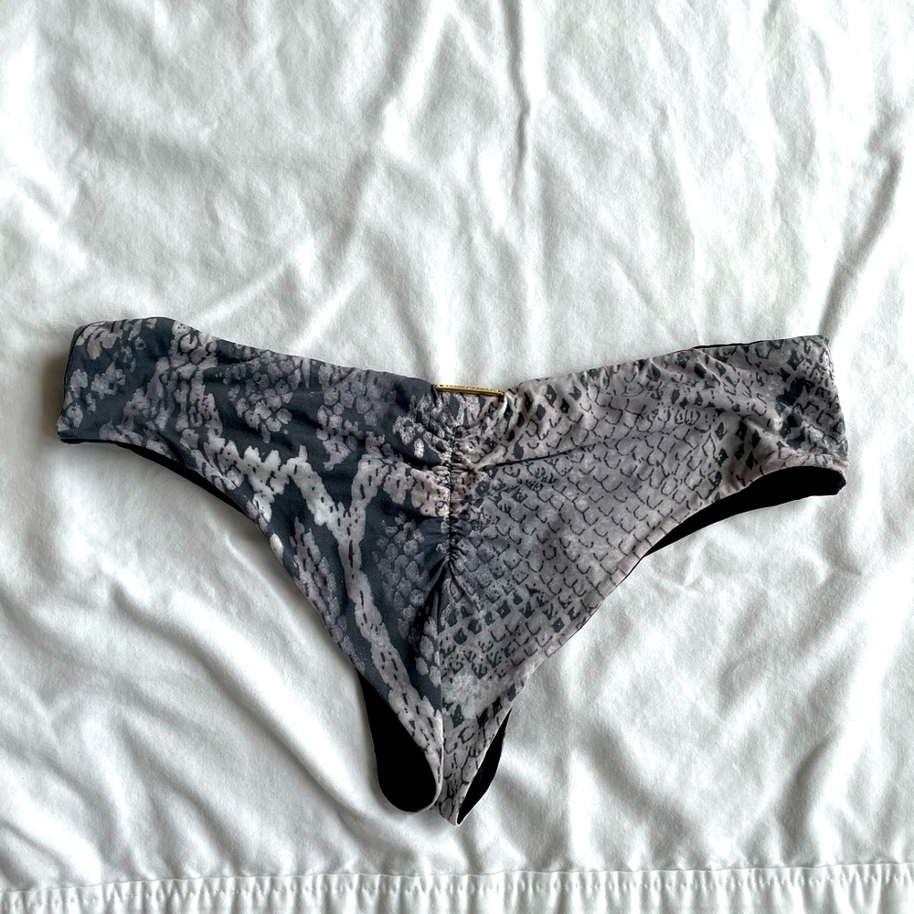Set of 5 trendy bikini bottoms!